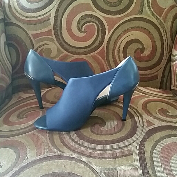 Shoe - Picture 2 of 4